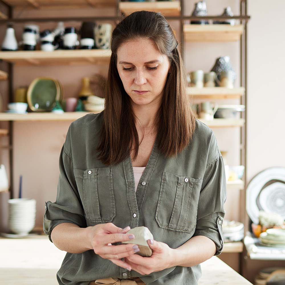female-potter-in-studio-DECJXWU.jpg