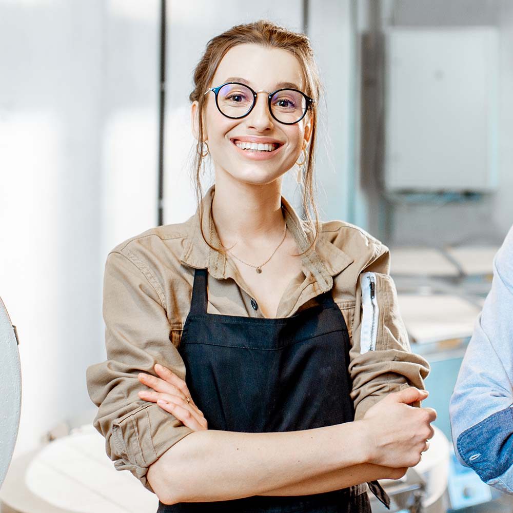 man-and-woman-at-the-pottery-manufacturing-E5XUSZ6.jpg