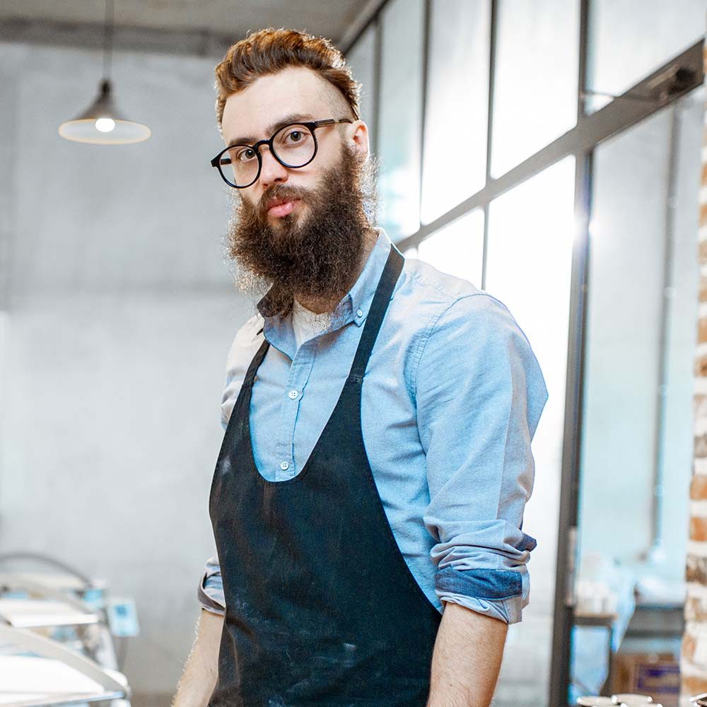 man-at-the-pottery-manufacturing-E5XUSZ6.jpg